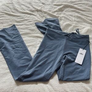 ALO Yoga Sway Boot Cut Sweatpant in Slate